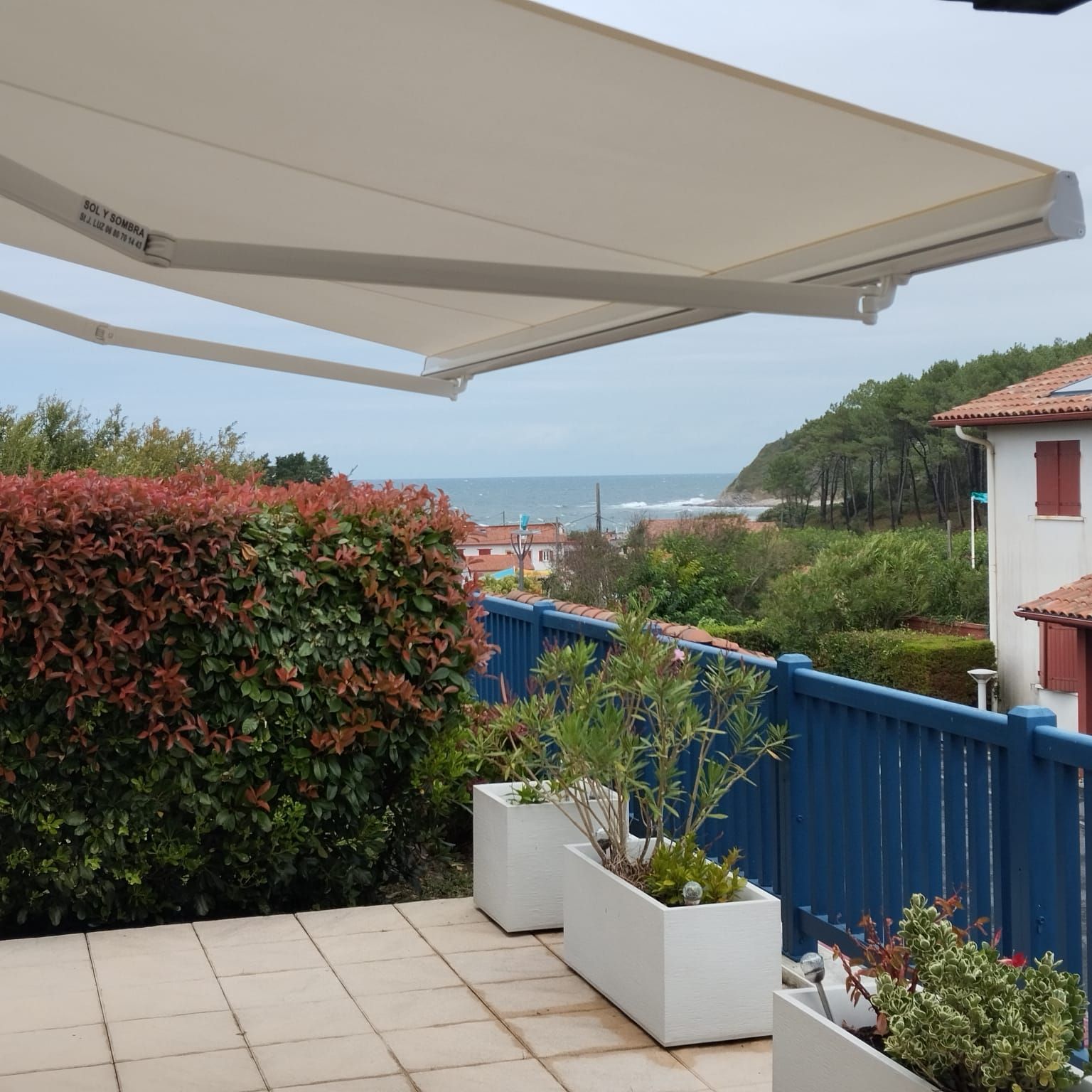 Dessous d'un store beige