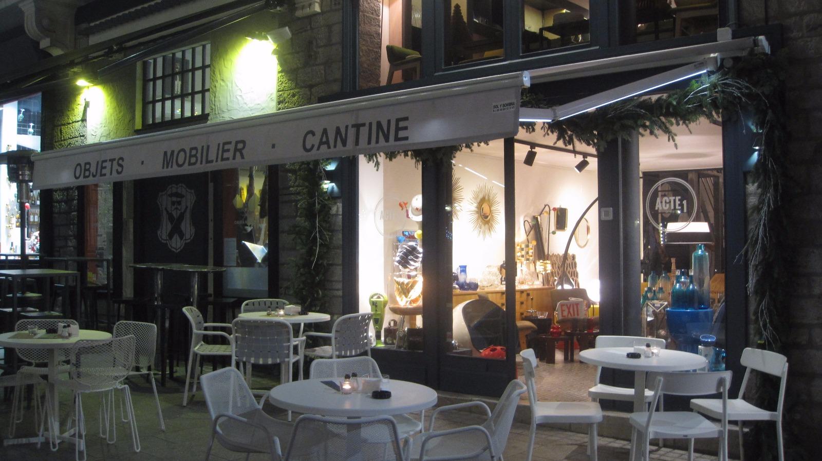 Store gris d'une cantine