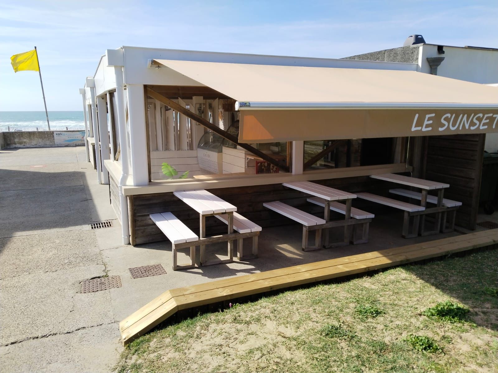 Store beige déplié