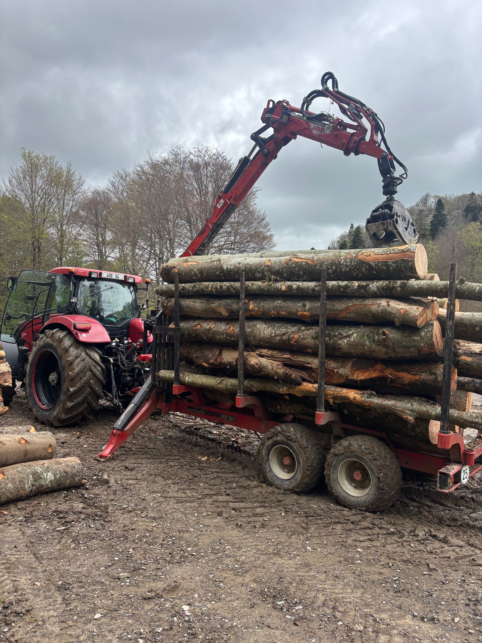 Bois tracté par un tracteur