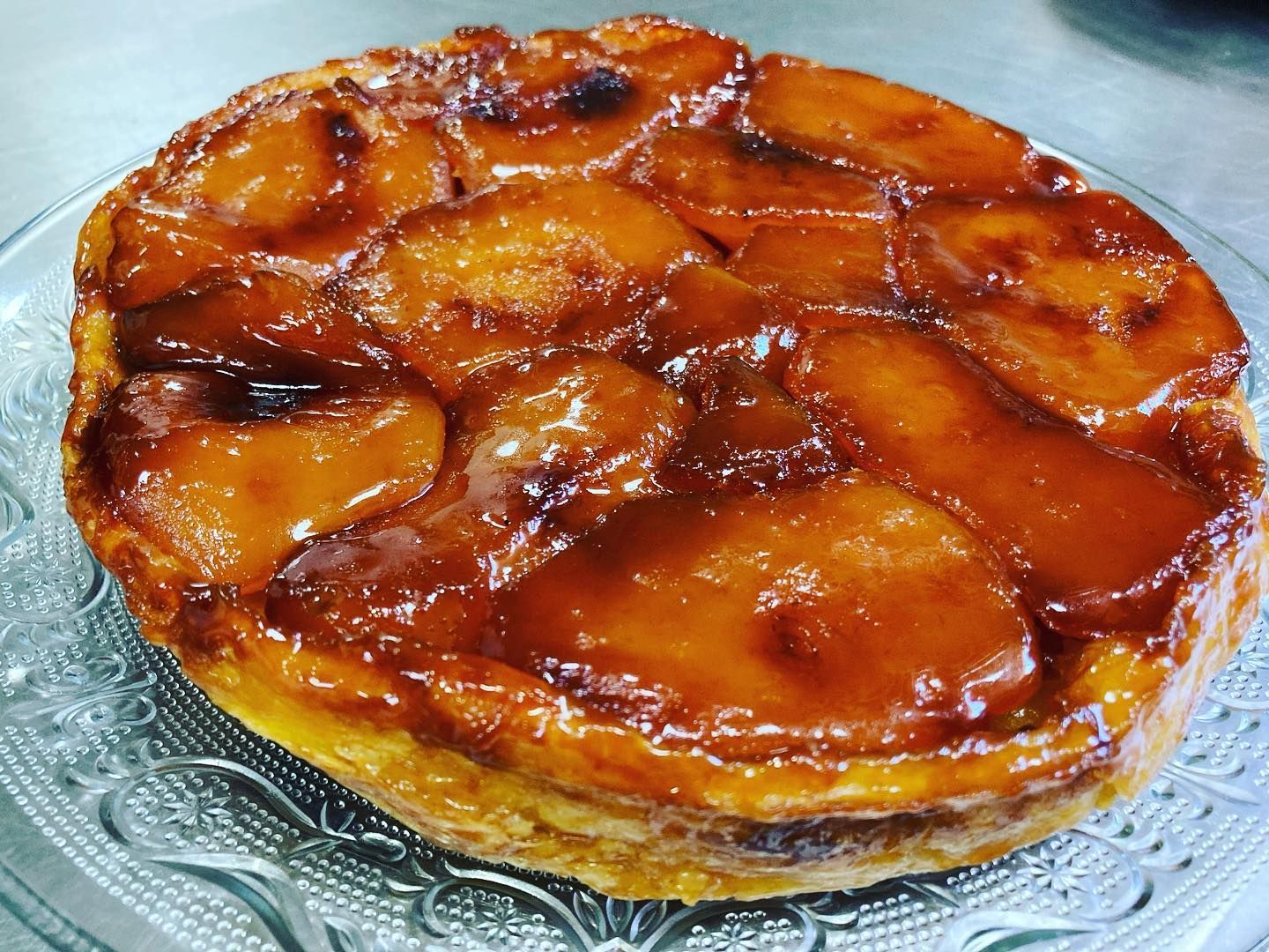 Un primer plano de un pastel en un plato de vidrio.