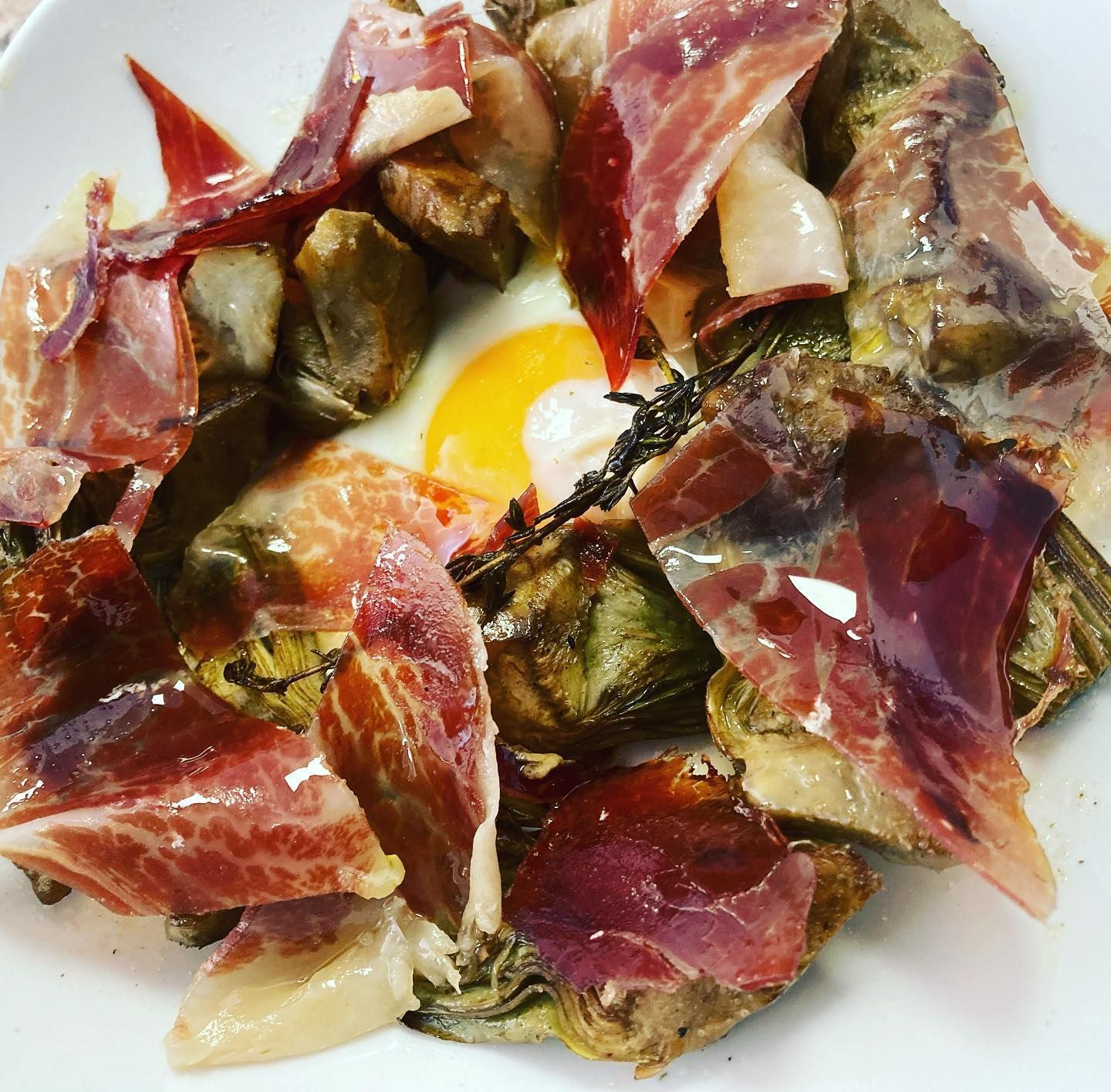 Un primer plano de un plato de comida con carne y huevos.