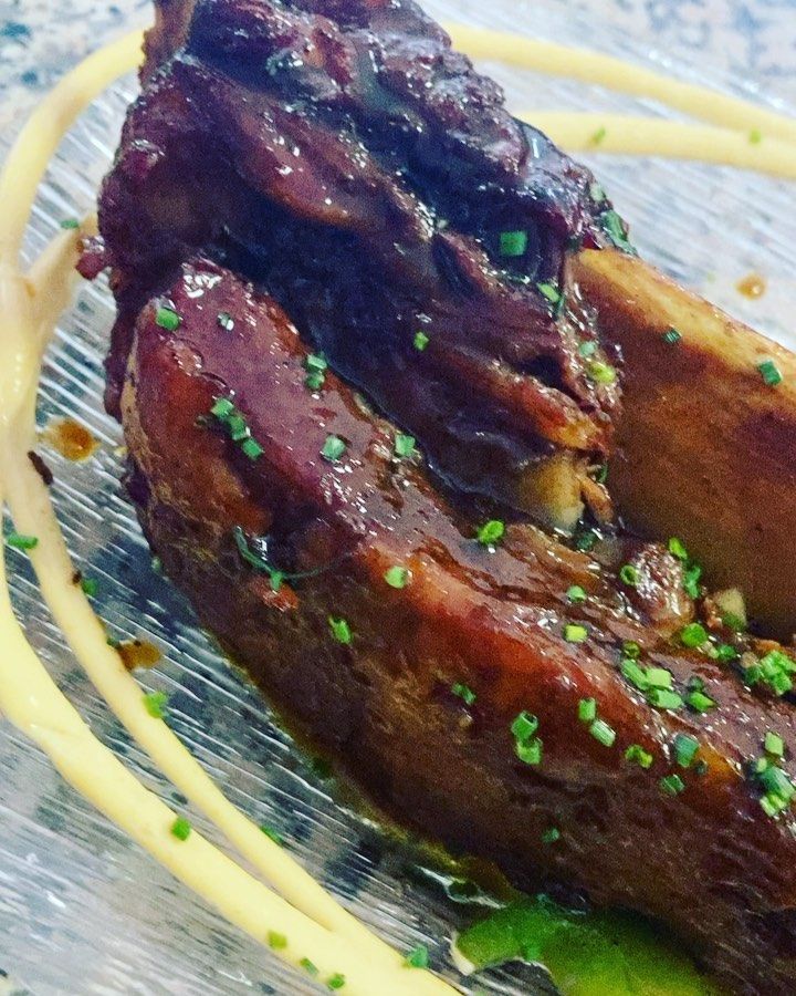 Un primer plano de un trozo de carne en un plato.