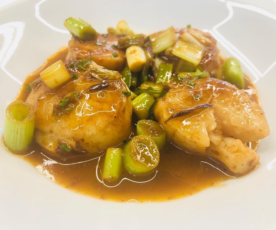 Un primer plano de un plato de comida con salsa y verduras.