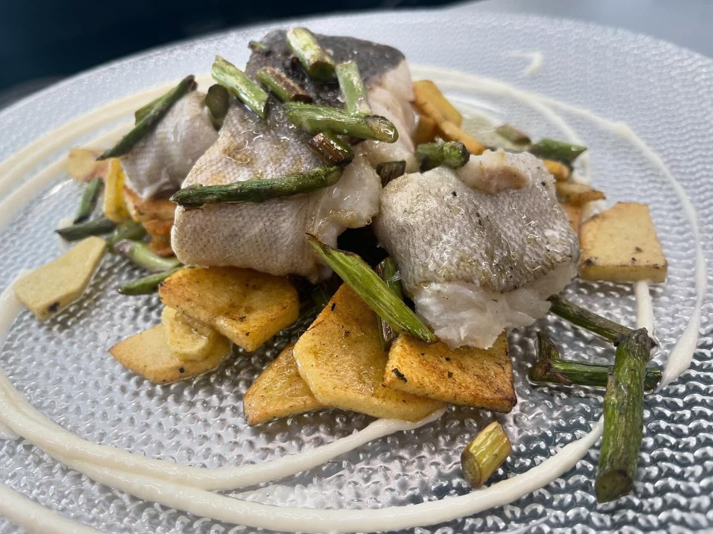 Un primer plano de un plato de comida sobre una mesa.
