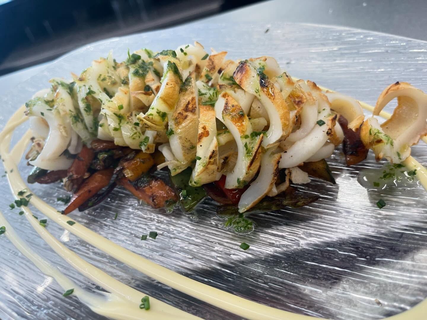 Un primer plano de un plato de comida sobre una mesa.