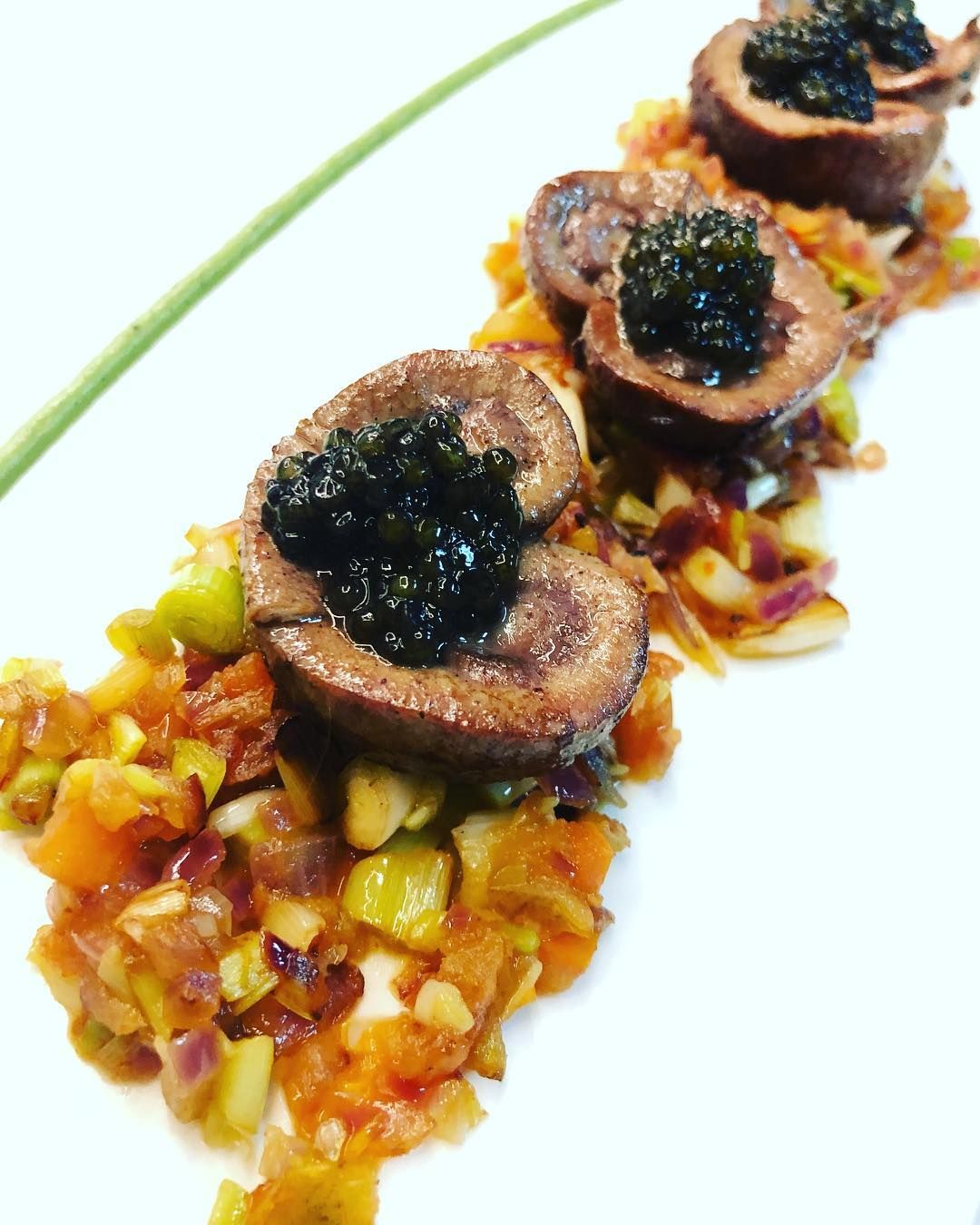 Un primer plano de un plato de comida con carne y verduras.