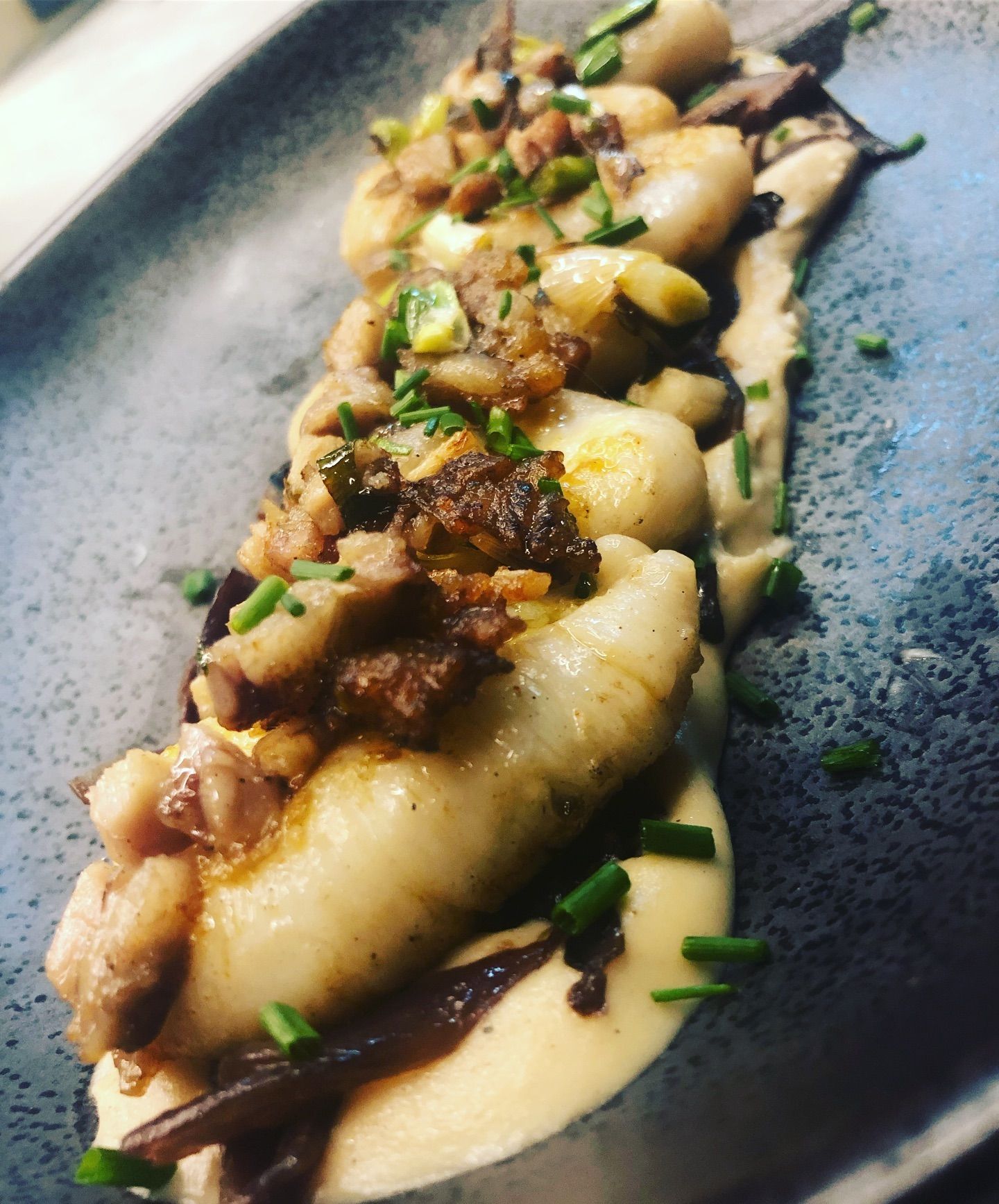 Un primer plano de un plato de comida sobre una mesa.