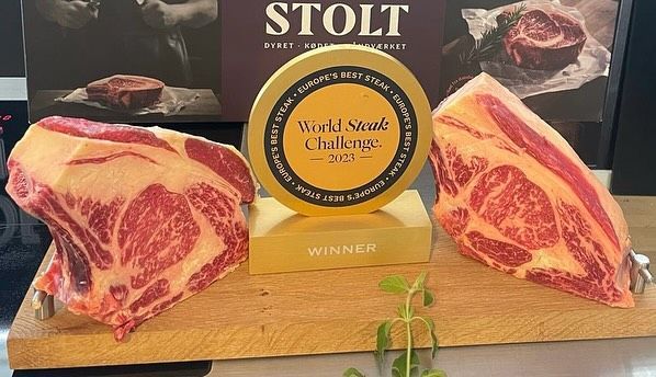 Dos trozos de carne están junto a un trofeo que dice stolt