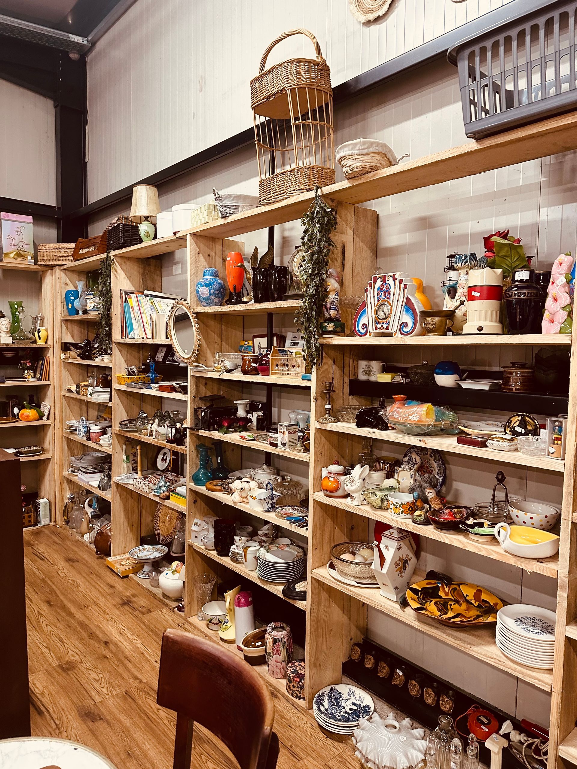 Étagères contenant de la vaisselle et des bibelots