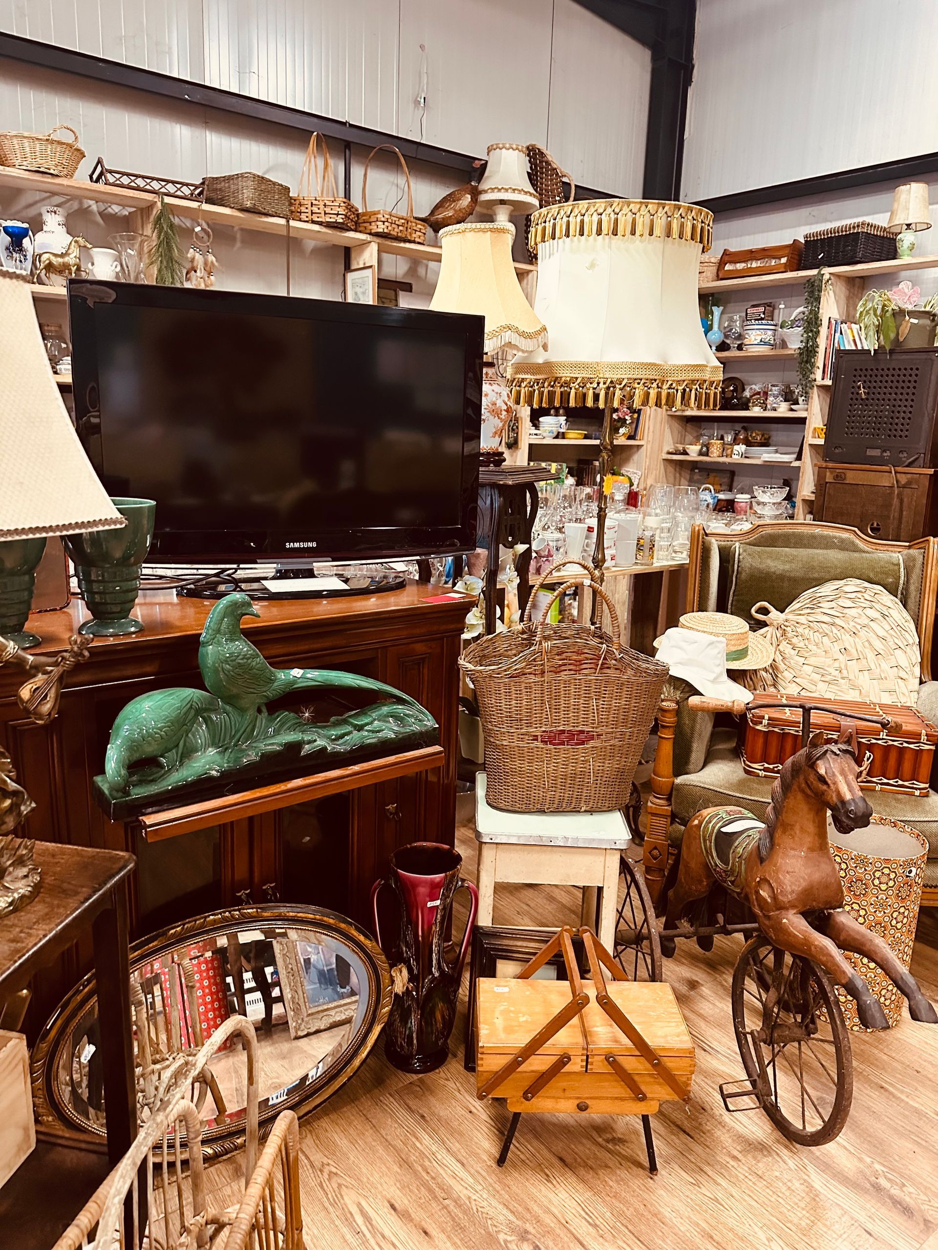 Téléviseur d'occasion et luminaire