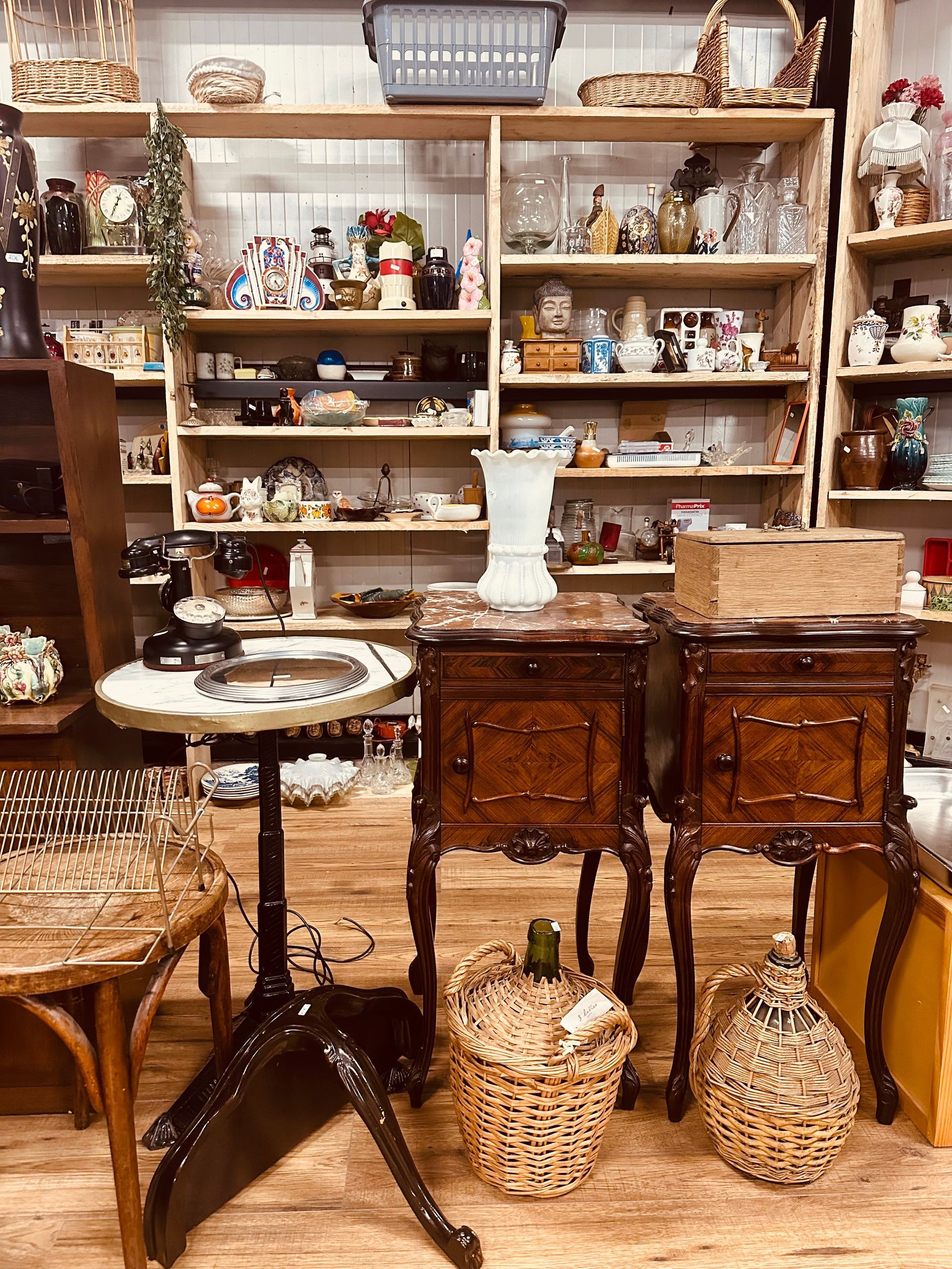 Étagères remplies d'objets