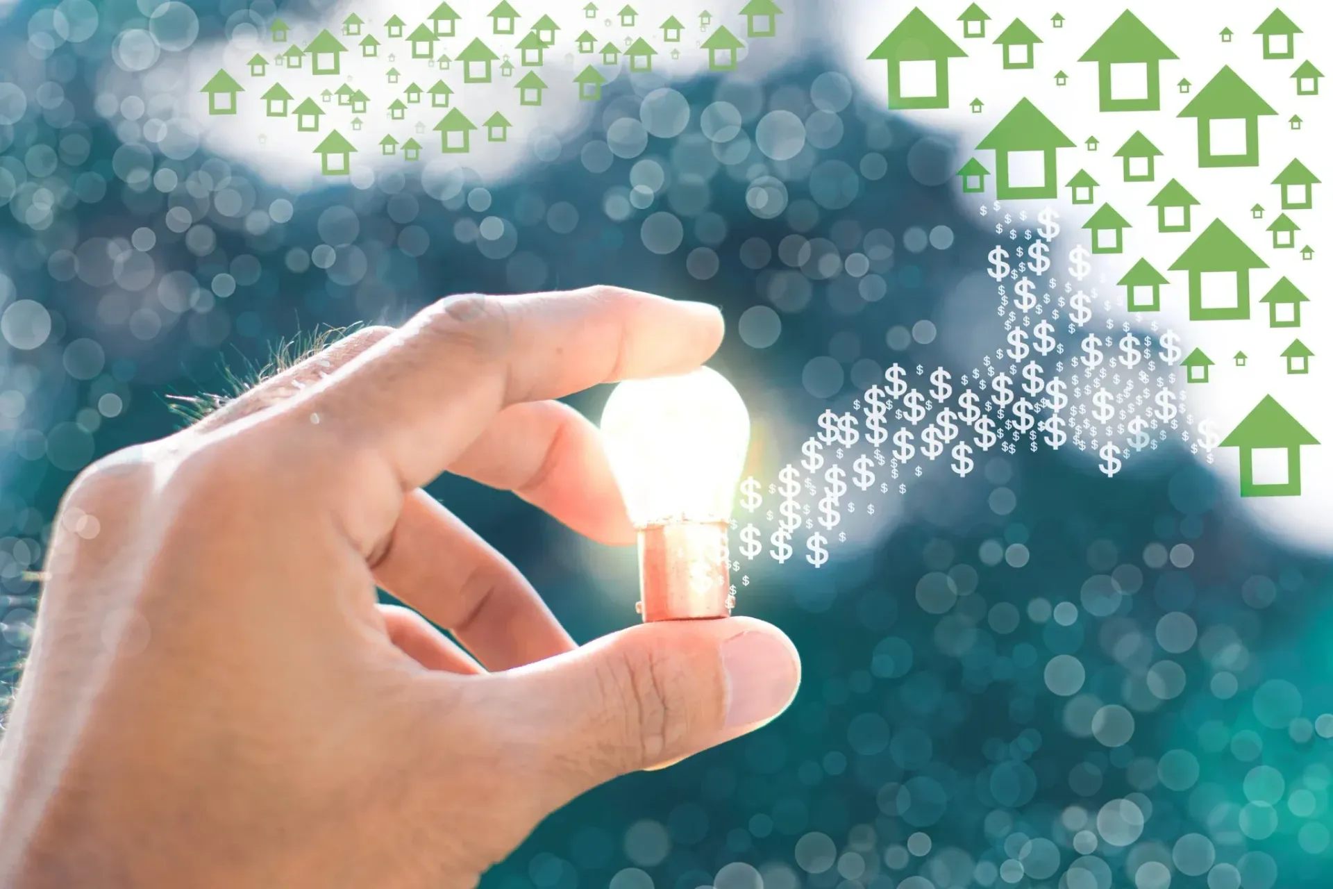 Una mano sostiene una bombilla brillante con iconos verdes de casas flotando al fondo.