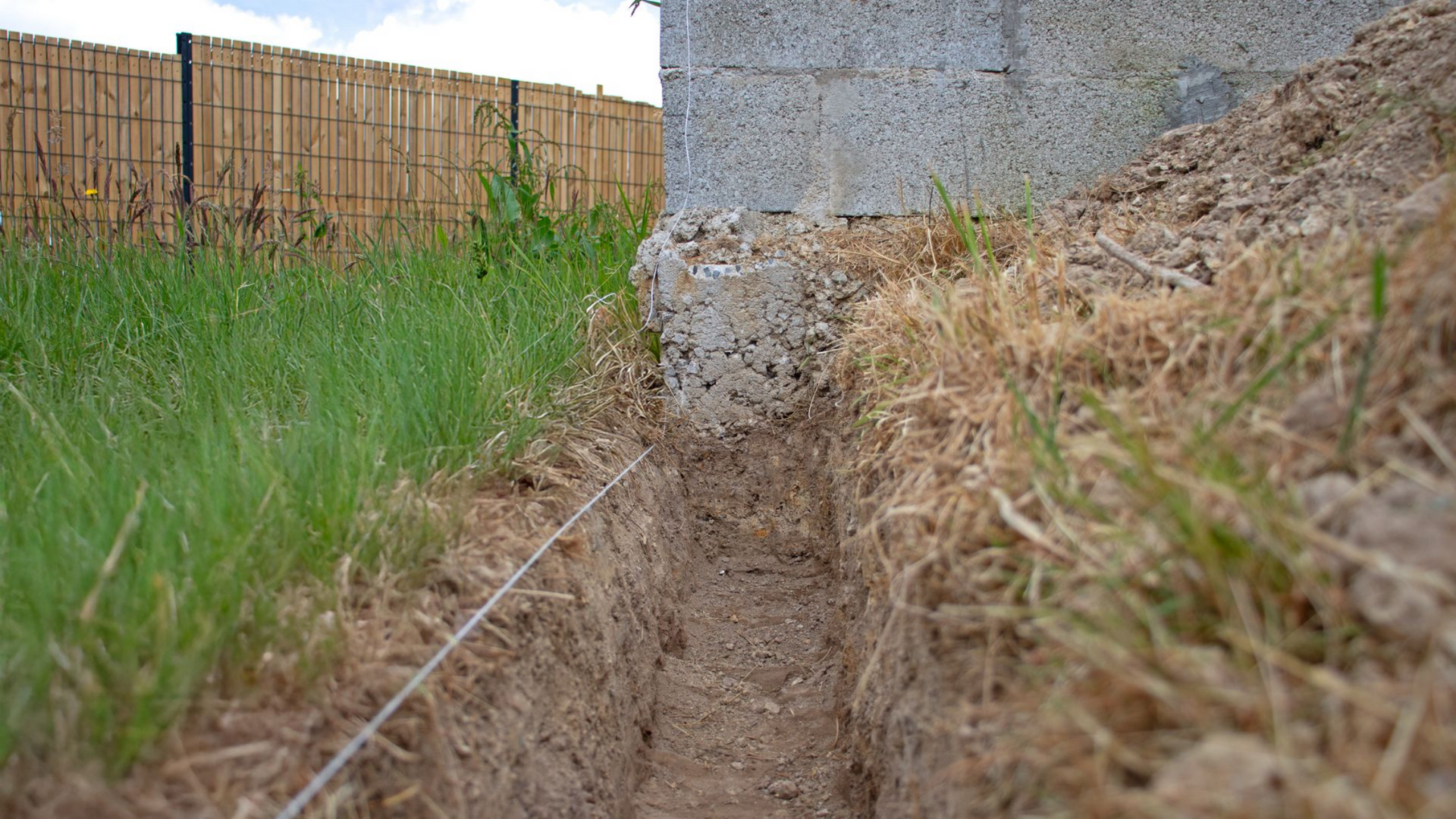 Tranchée pour les fondations d'un muret