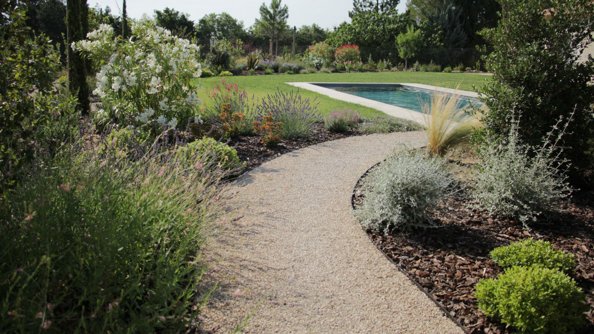 Allée de jardin menant à une piscine