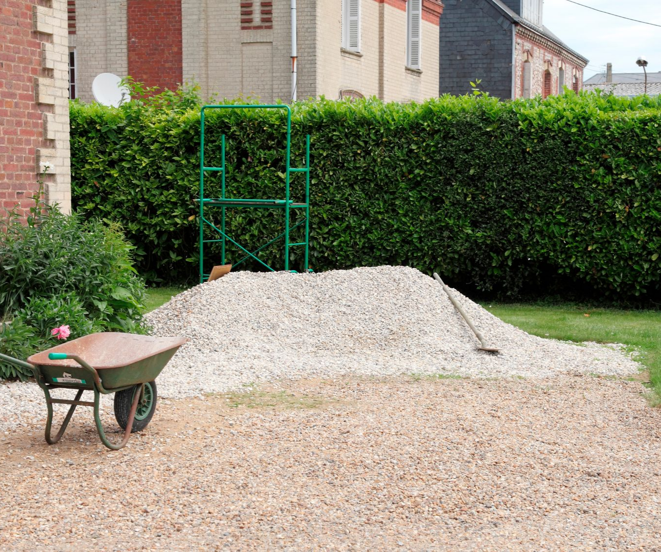 Tas de gravier dans un jardin