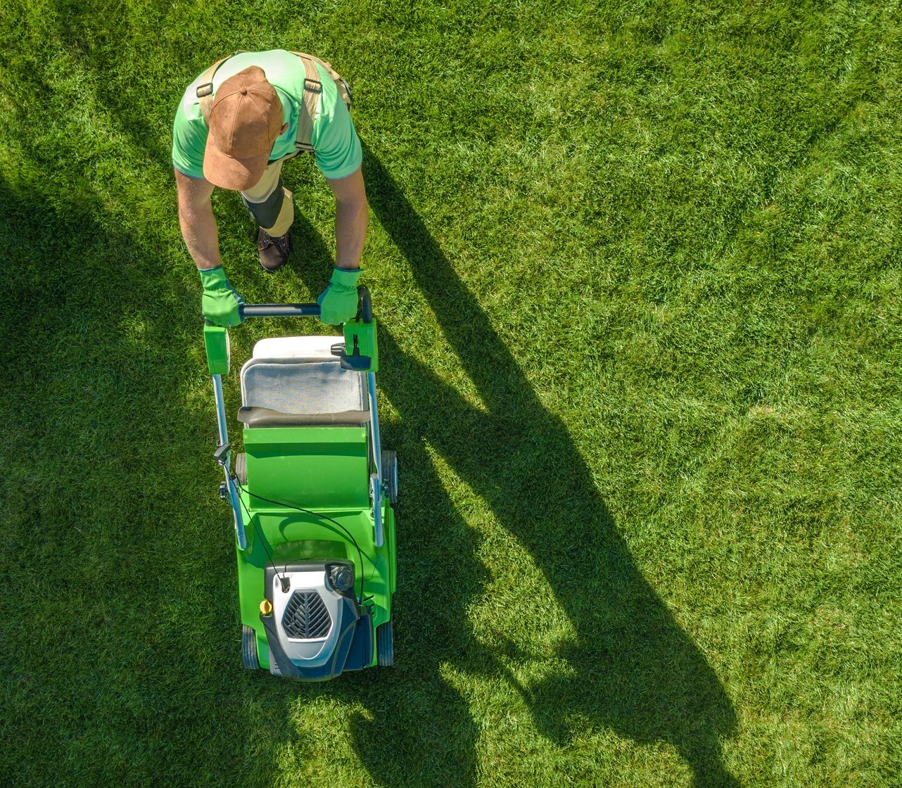 Vue aérienne d'un jardinier tondant la pelouse