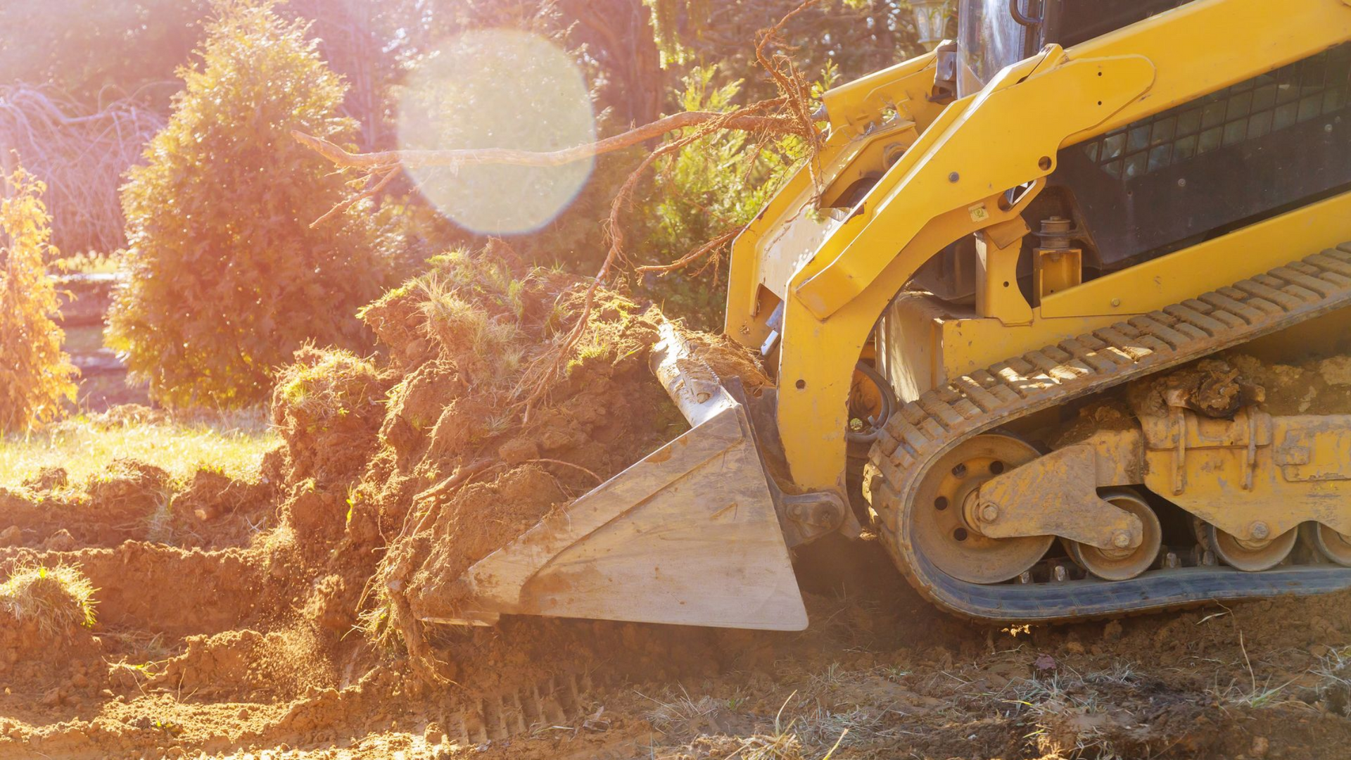 Un bulldozer fait des travaux dans un jardin