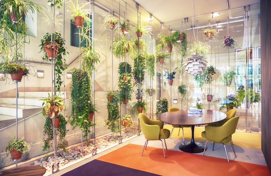 Blumengestaltung in einem Büro