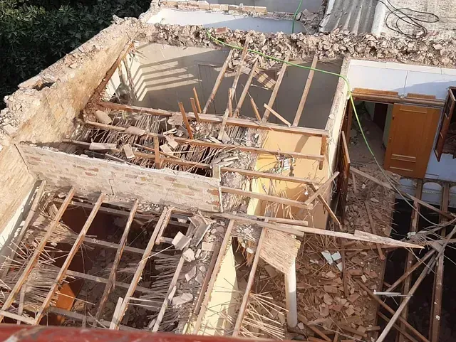 Se está demoliendo el tejado de un edificio.