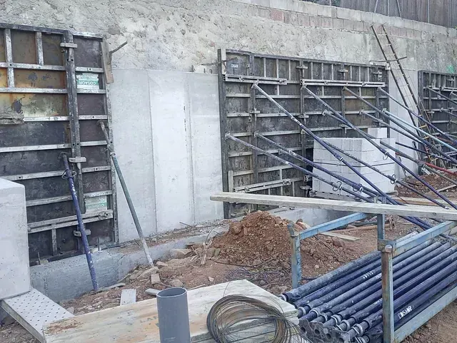 Se está construyendo un muro de hormigón en una obra en construcción.