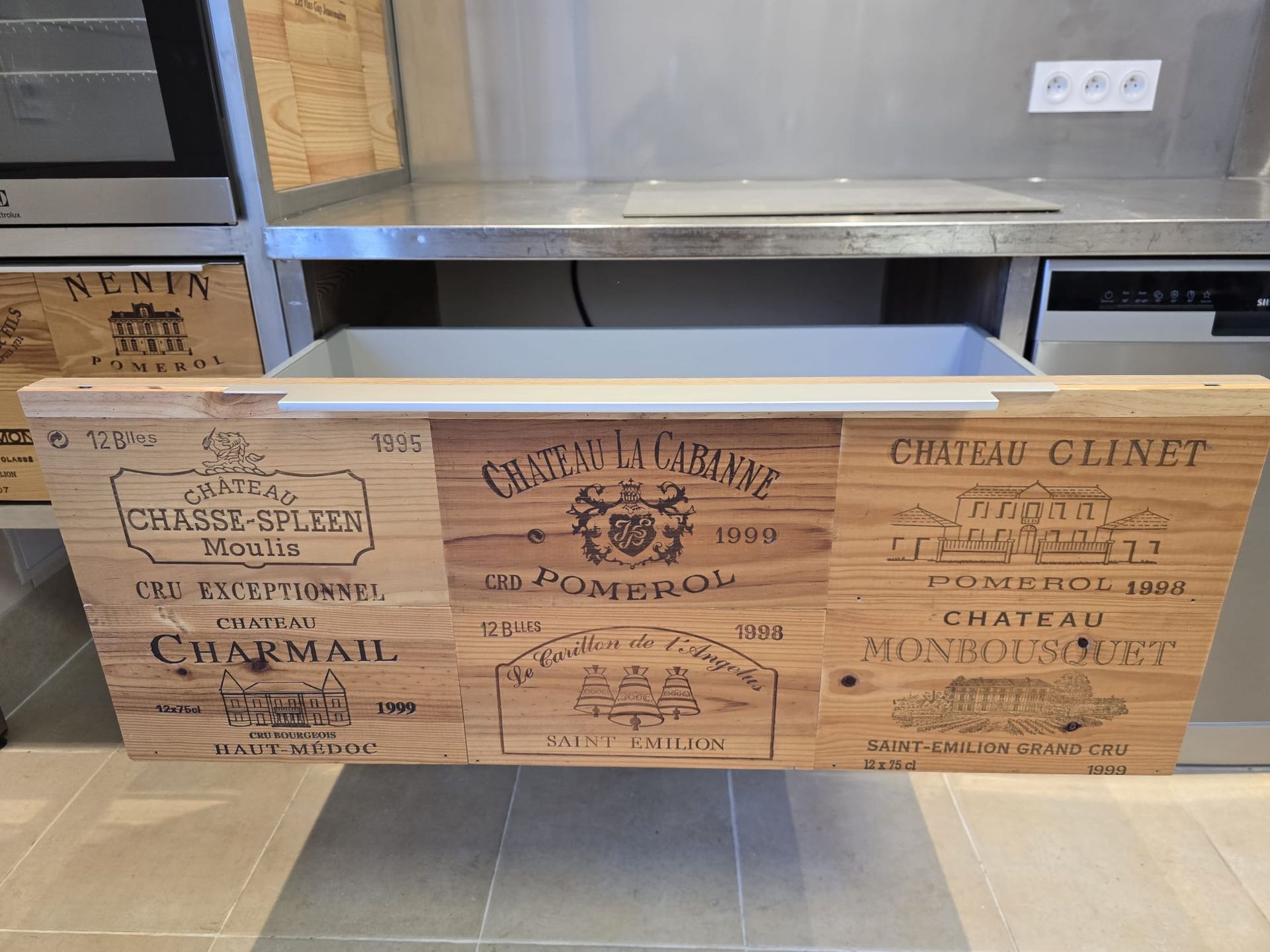 Comptoir d'exposition en forme de caisse en bois avec lettrage noir vintage sur un sol carrelé à l'intérieur.