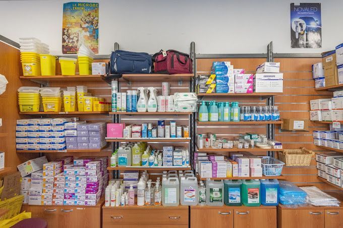 Intérieur de magasin avec du matériel médical