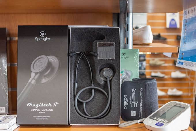 Intérieur de magasin avec des tensiomètres