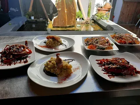 Hay cuatro platos de comida sobre una mesa.