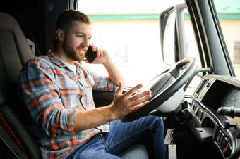 Homme au téléphone dans un camion