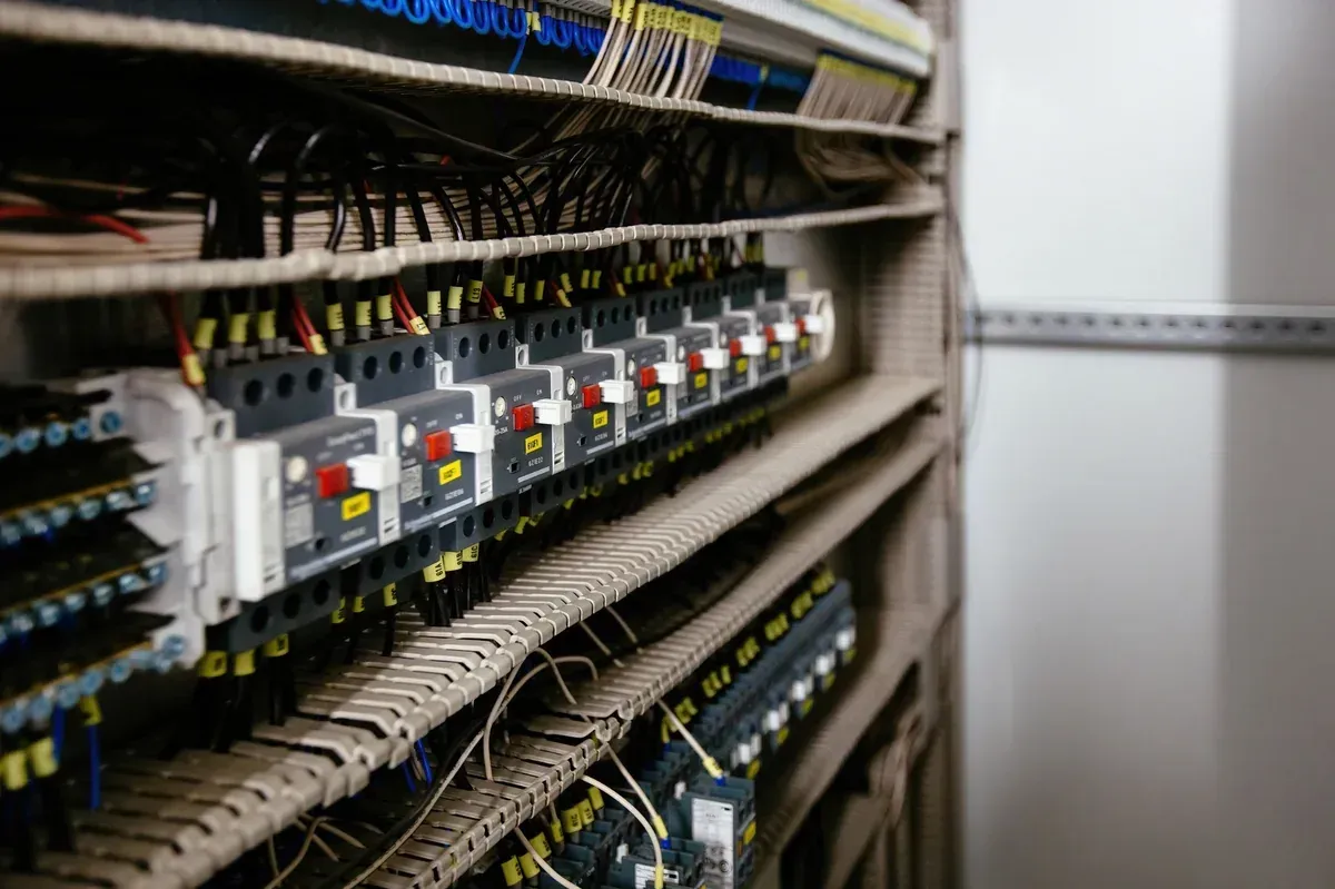 Cuadro eléctrico con disyuntores y cableado.
