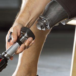 Una persona se está poniendo una pierna protésica