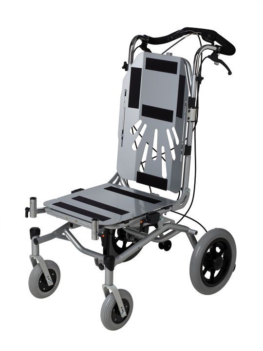 Una silla de ruedas con un andador acoplado a ella sobre un fondo blanco.