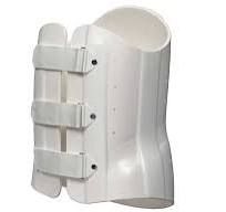 Un corsé de plástico blanco con correas sobre un fondo blanco.