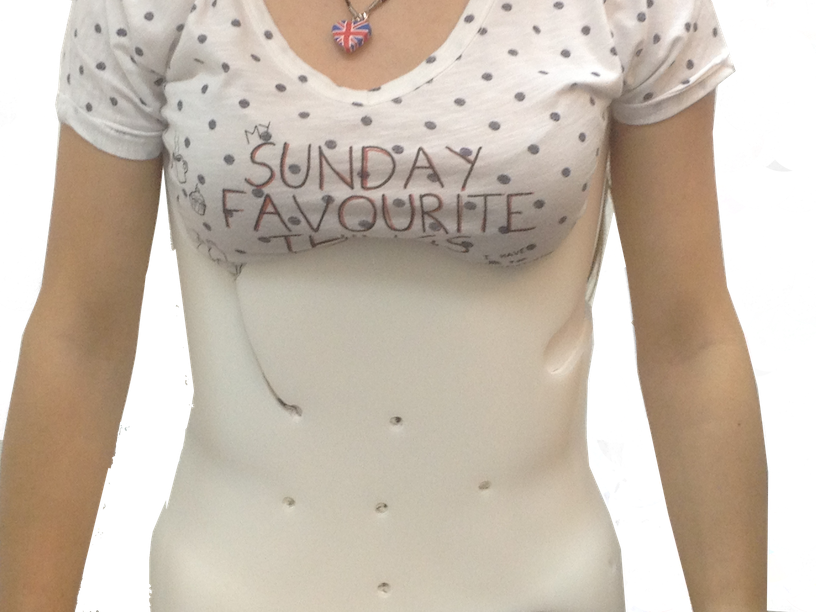 Una mujer que lleva una camisa blanca que dice 