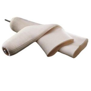 Un par de calcetines blancos colocados uno encima del otro sobre una superficie blanca.