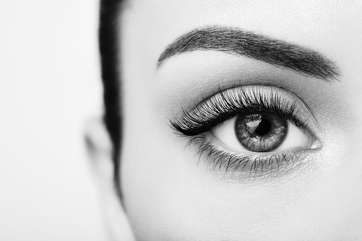 Un primer plano del ojo de una mujer con maquillaje.