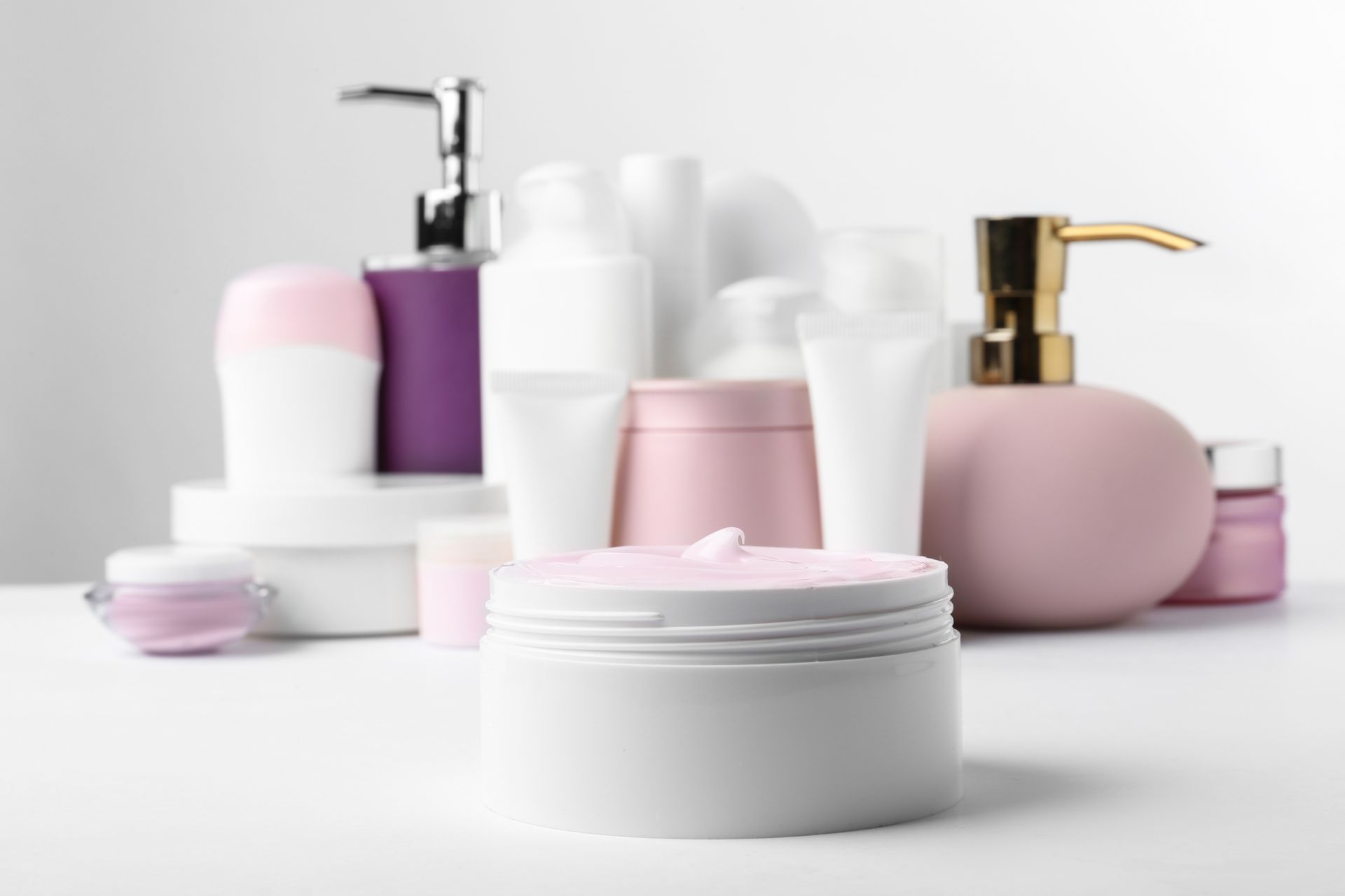 Hay muchos tipos diferentes de cosméticos sobre la mesa.