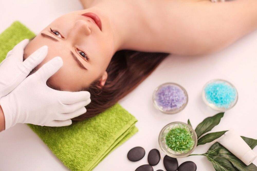 Una mujer está recibiendo un tratamiento facial en un spa.