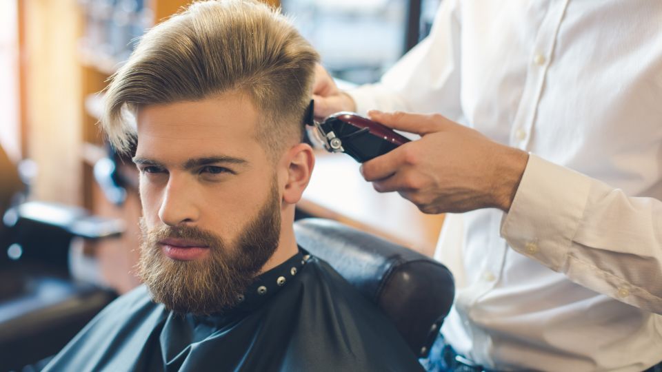 Männerhaarschnitt beim Friseur