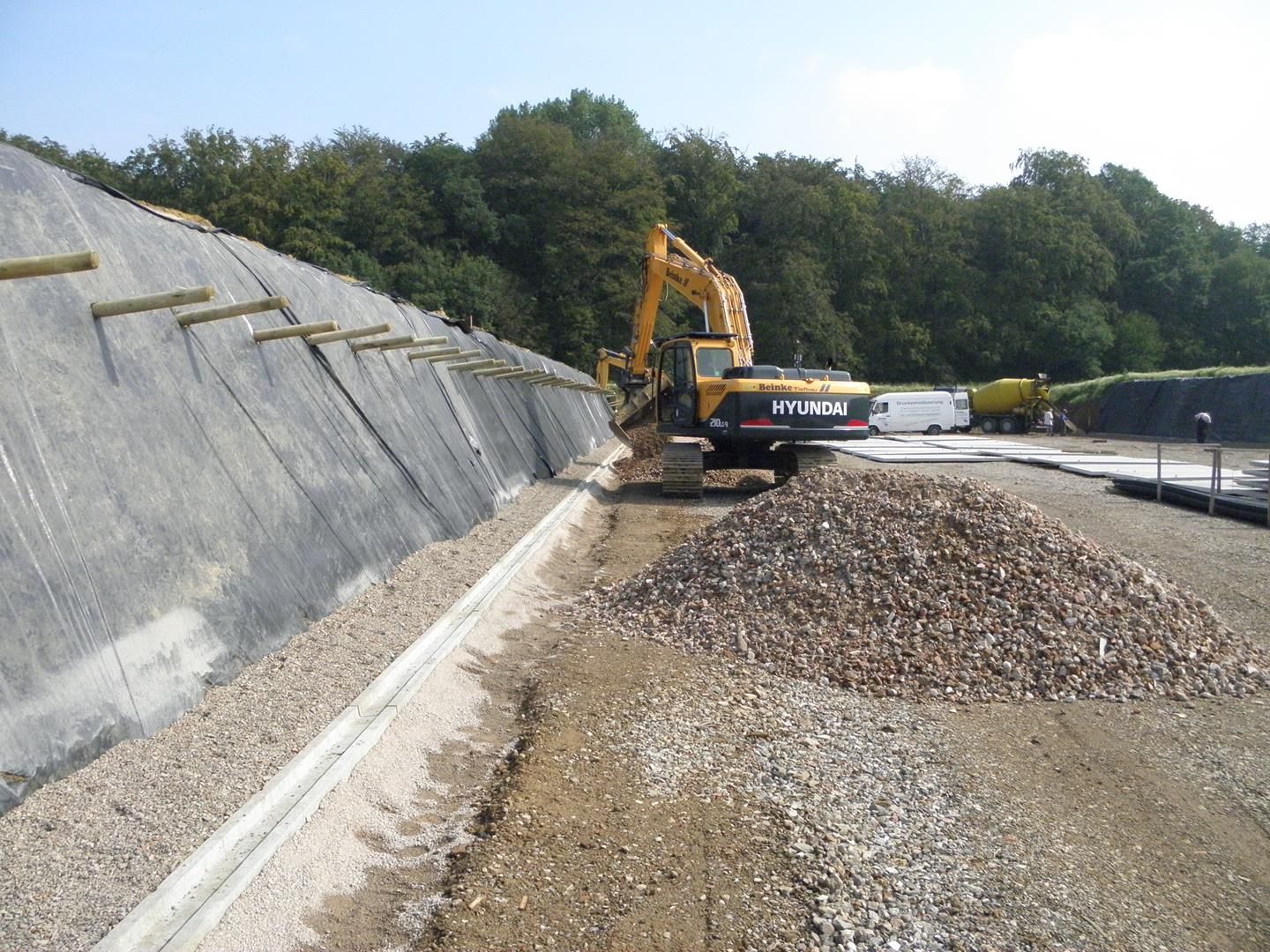 ein gelber Bagger mit dem Wort Hyundai darauf