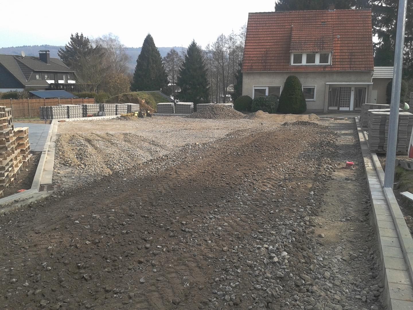 eine unbefestigte Straße mit einem Haus im Hintergrund