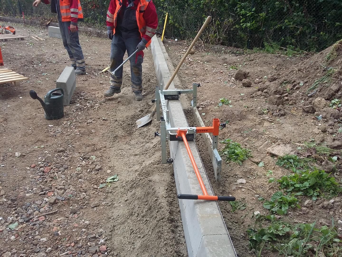 Eine Gruppe Bauarbeiter arbeitet an einer Straße.