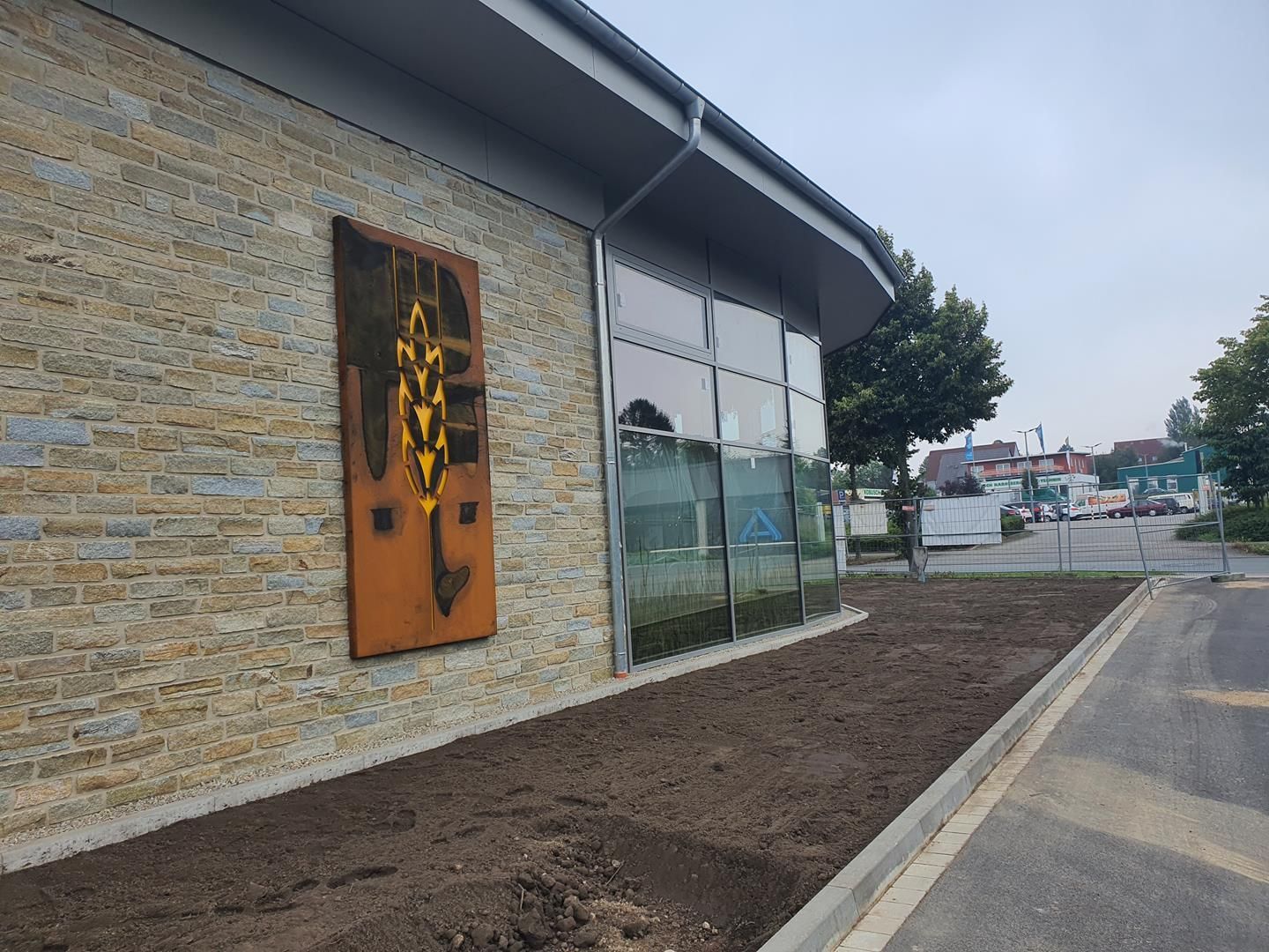 ein Gebäude mit einem Gemälde an der Seite.