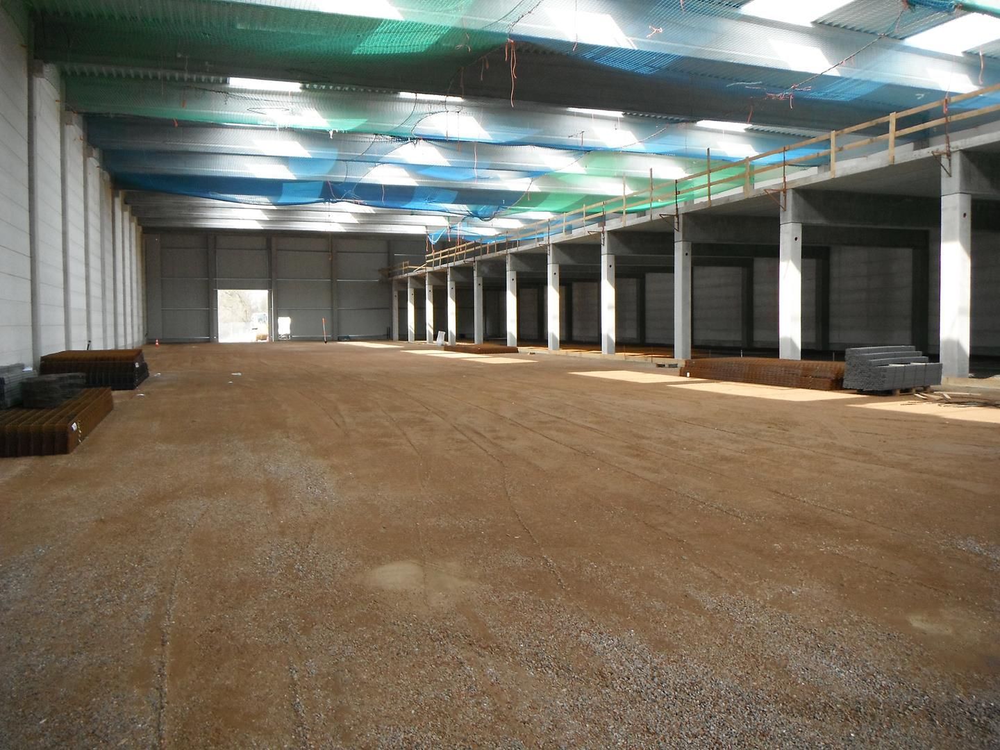 ein großes Lager mit viel Leerraum