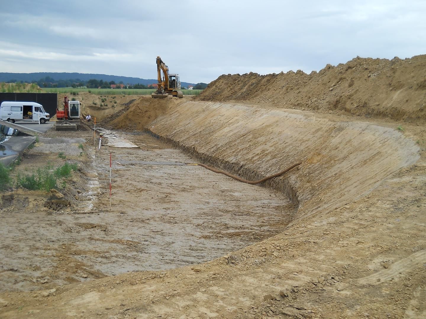Auf einer Baustelle wird ein großer Erdhaufen ausgegraben