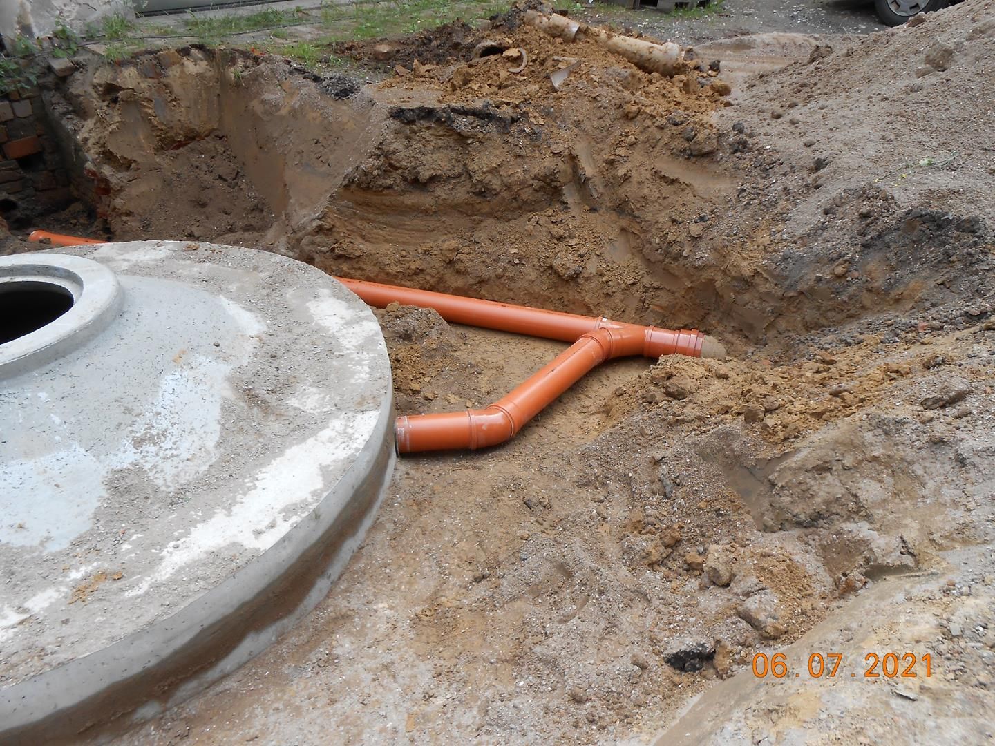 In einem Loch im Boden wird eine Klärgrube installiert.