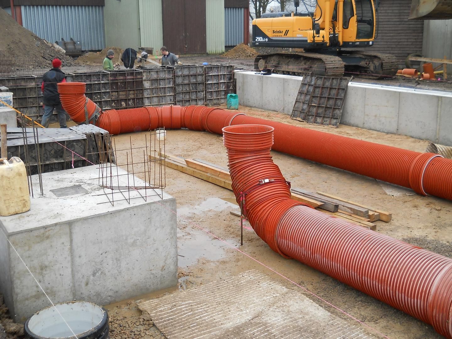 eine Baustelle mit einem gelben Bagger im Hintergrund