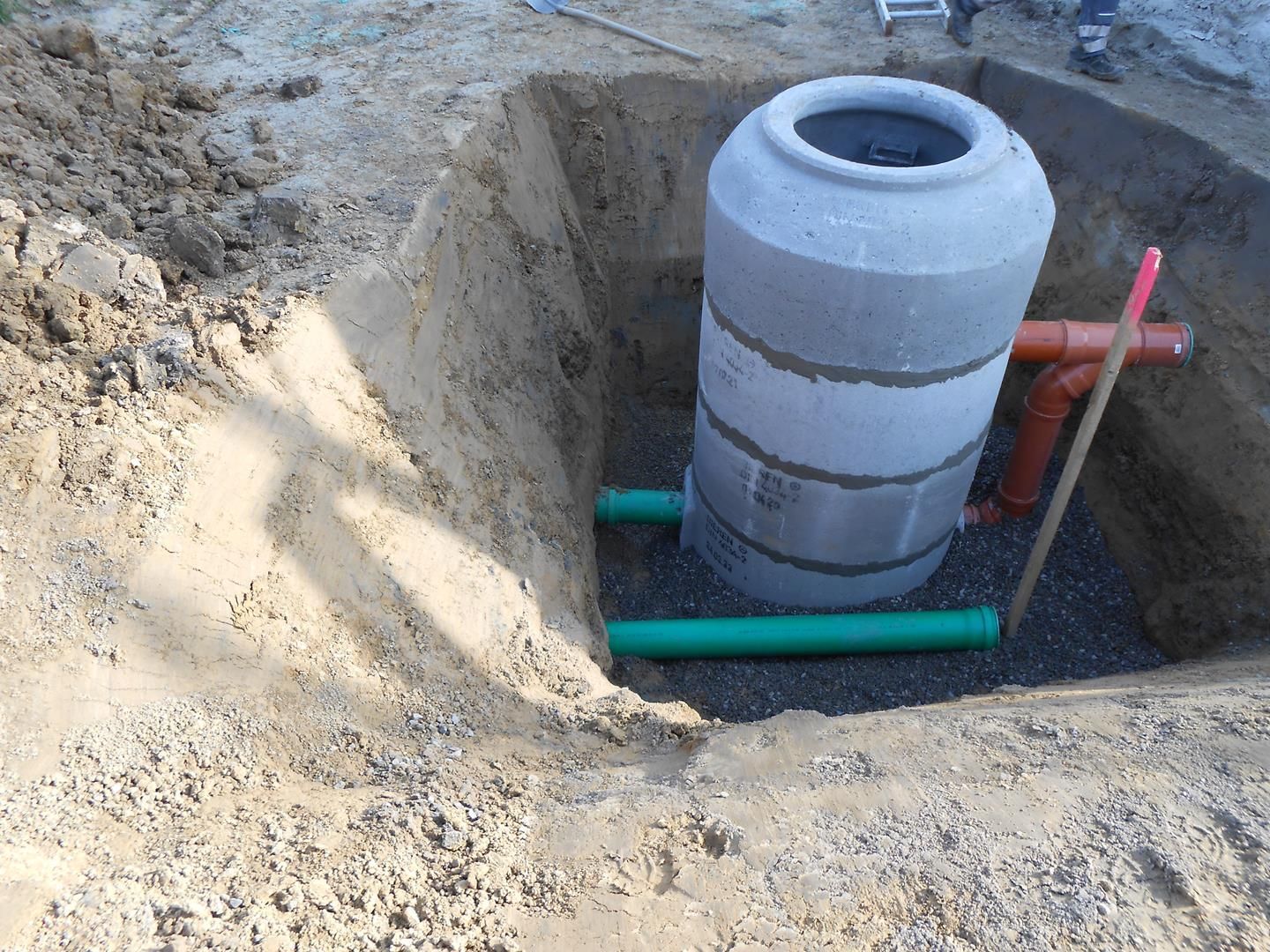 Ein großer Betonzylinder sitzt mitten in einem Loch im Boden.