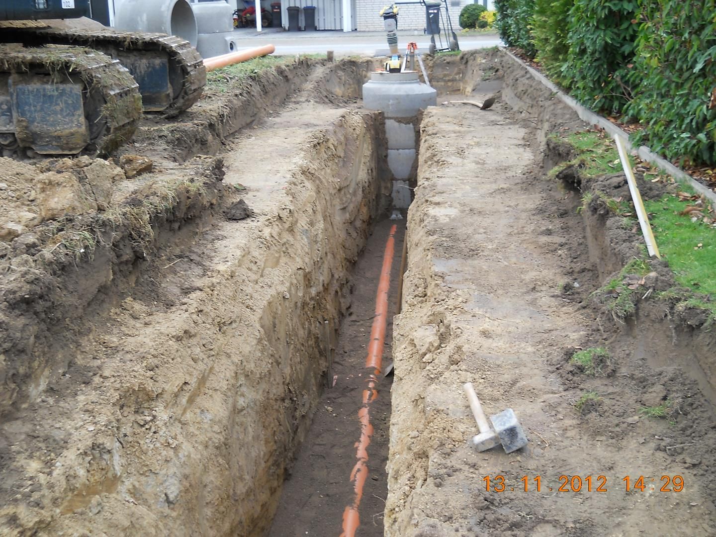 ein Loch im Boden mit einem Rohr darin